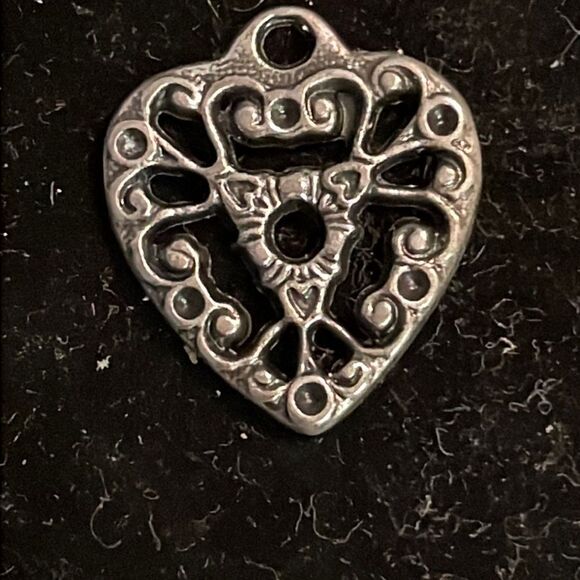 Vintage-1970s-0.75” silver tone scroll work heart charm/pendant with jump hoop - Picture 1 of 10